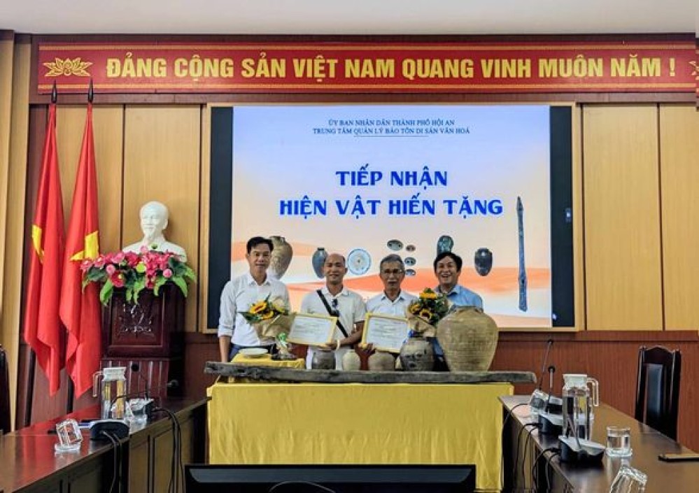 Lễ tiếp nhận hiện vật